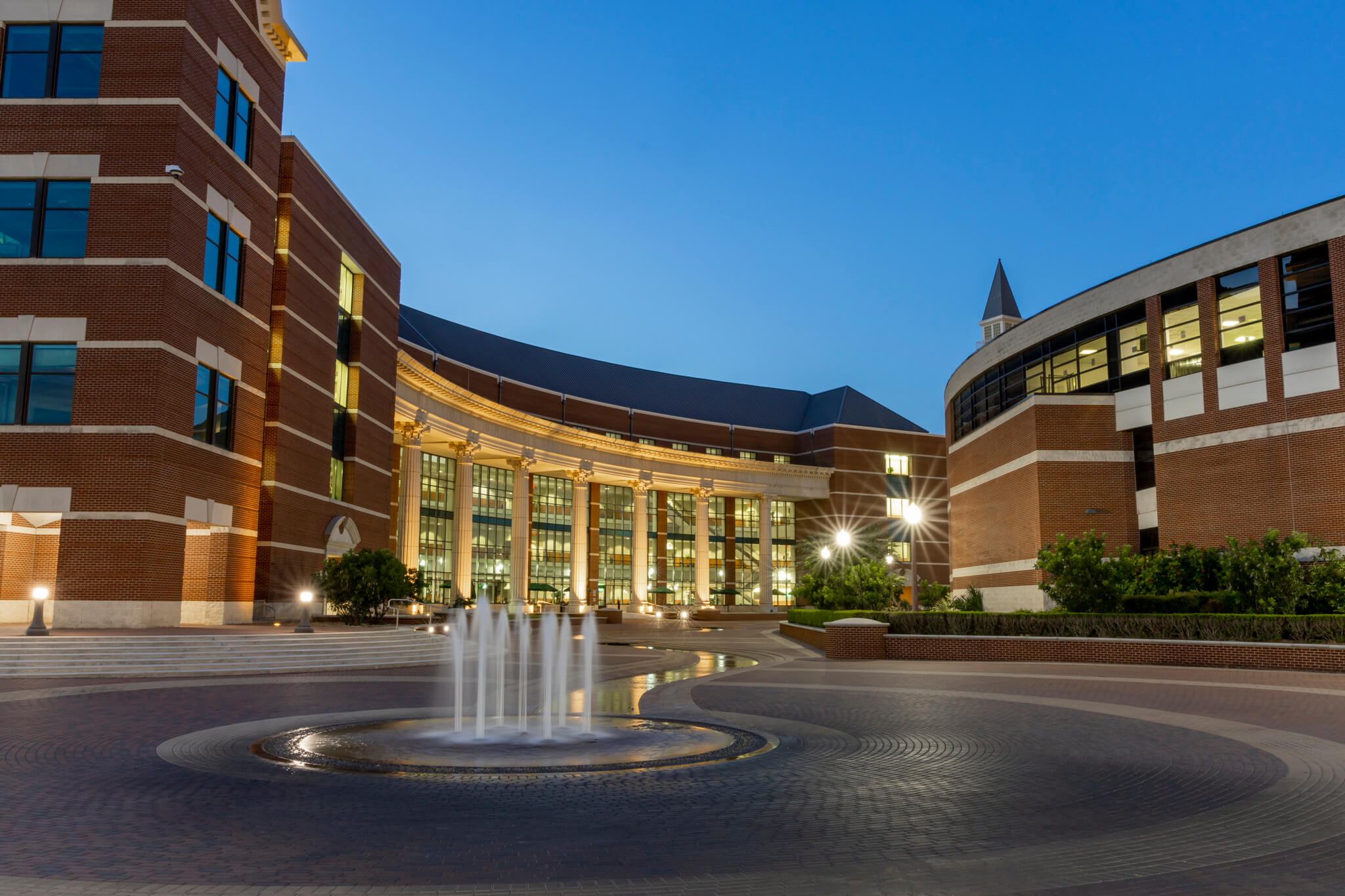 Baylor Campus building and fountain